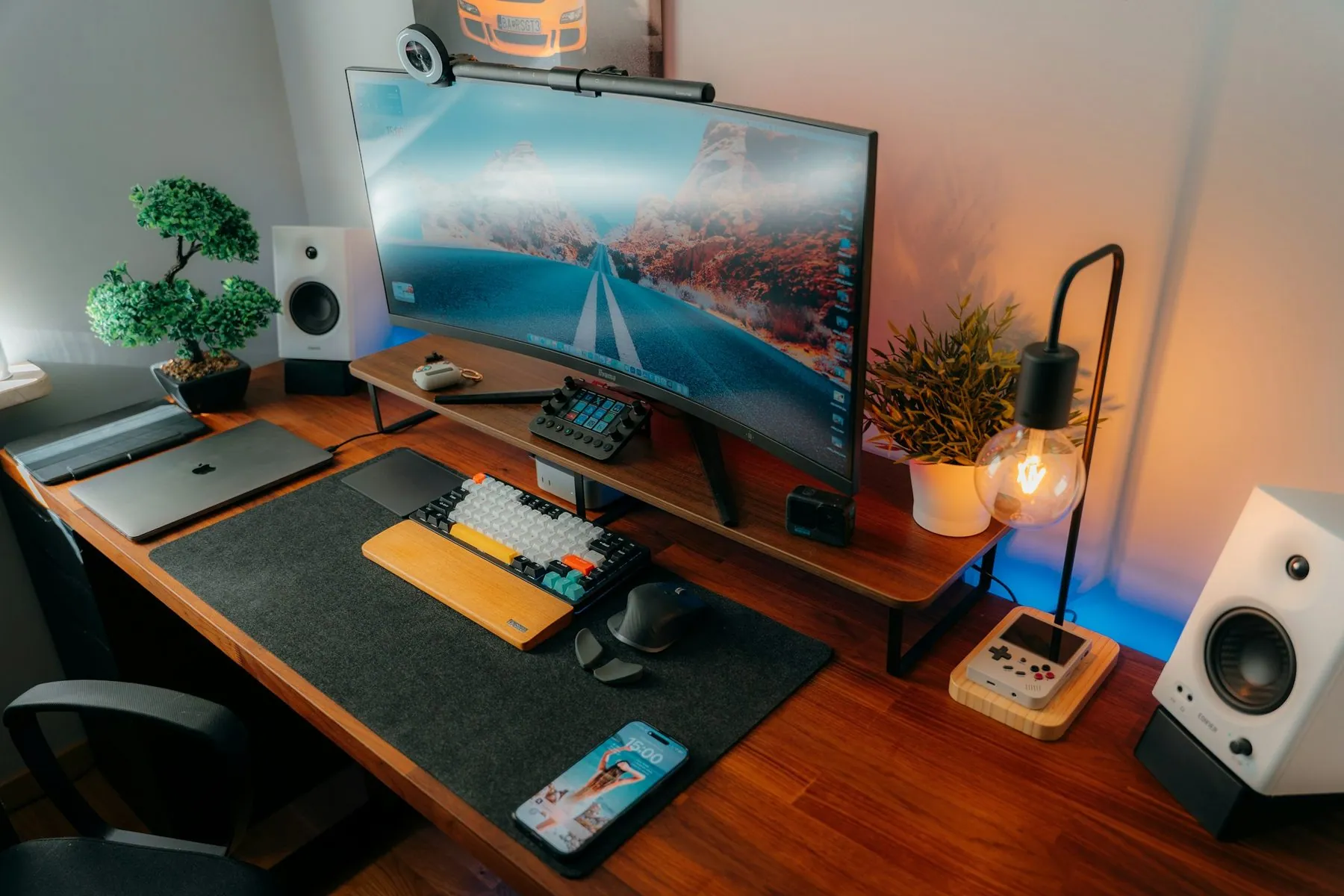 Desk setup 2025 by Snik3rs